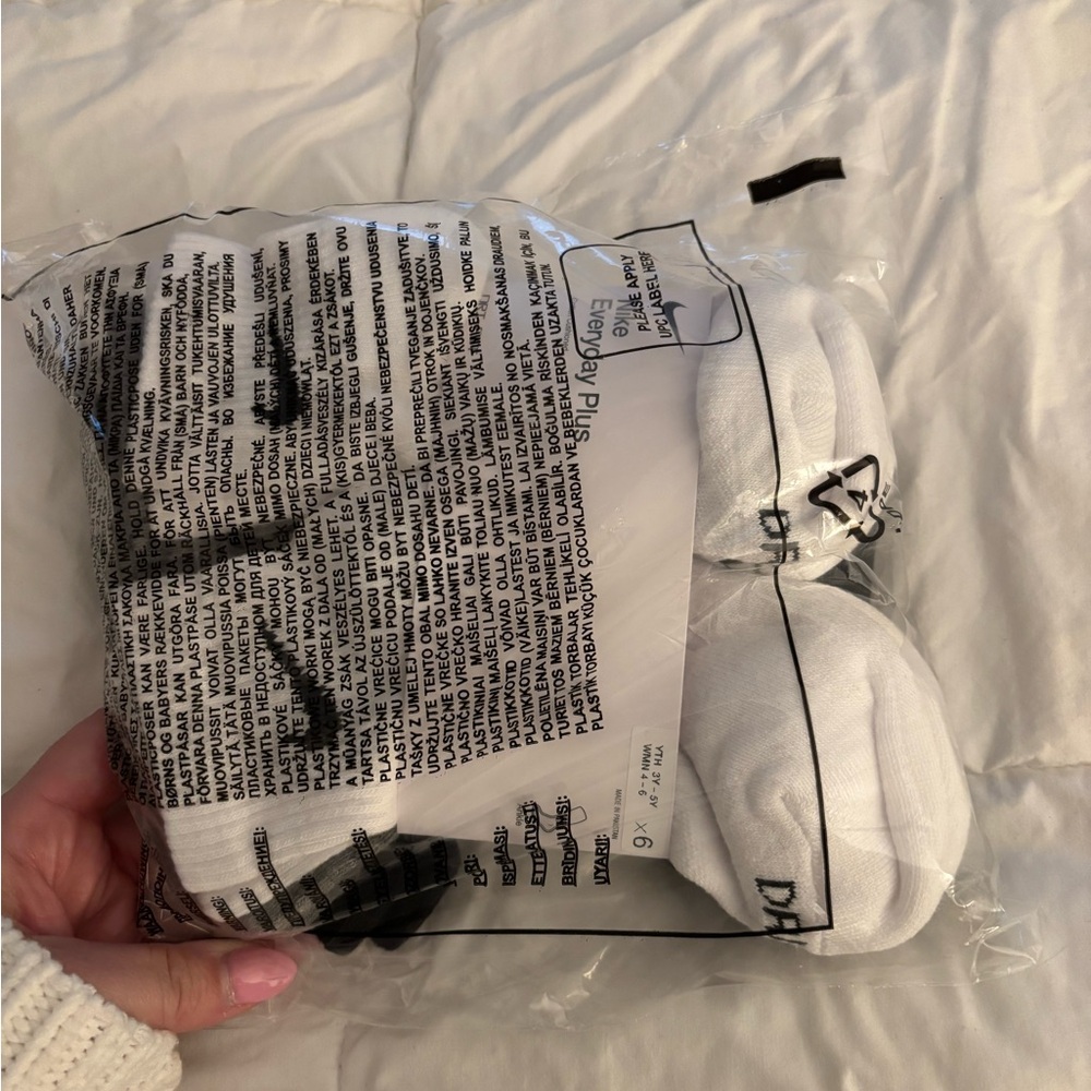 Nike everyday ankle socks. New size small